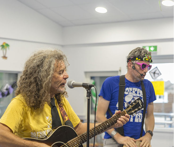Photo de Mister Takapoum lors d'une séance de préparation d'enregistrement en studio avec ses percussions.