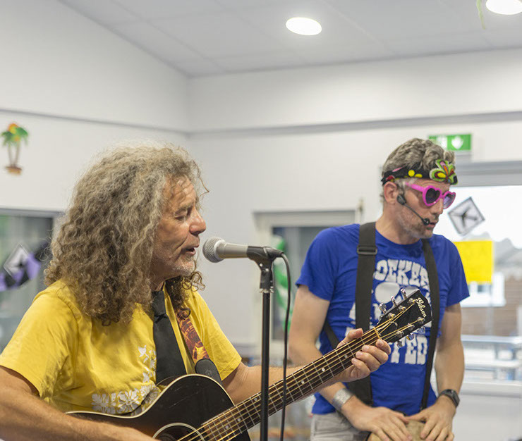 Photo de Mister Takapoum lors d'une séance de préparation d'enregistrement en studio avec ses percussions.